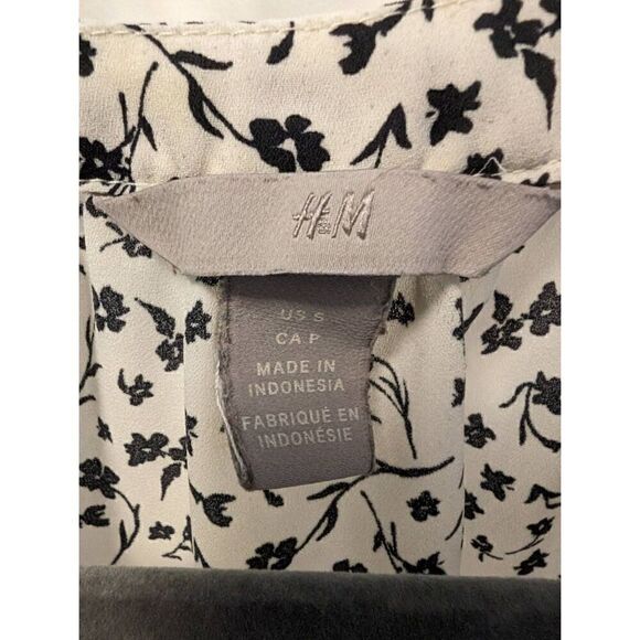 H & M Black and White Floral Short Sleeve Top with V Neck Size Women's Small - Picture 3 of 5